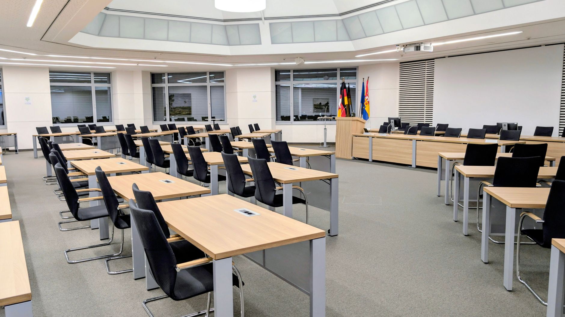 Controverse în Italia după declarațiile vicepremierului Tajani despre ținuta femeilor