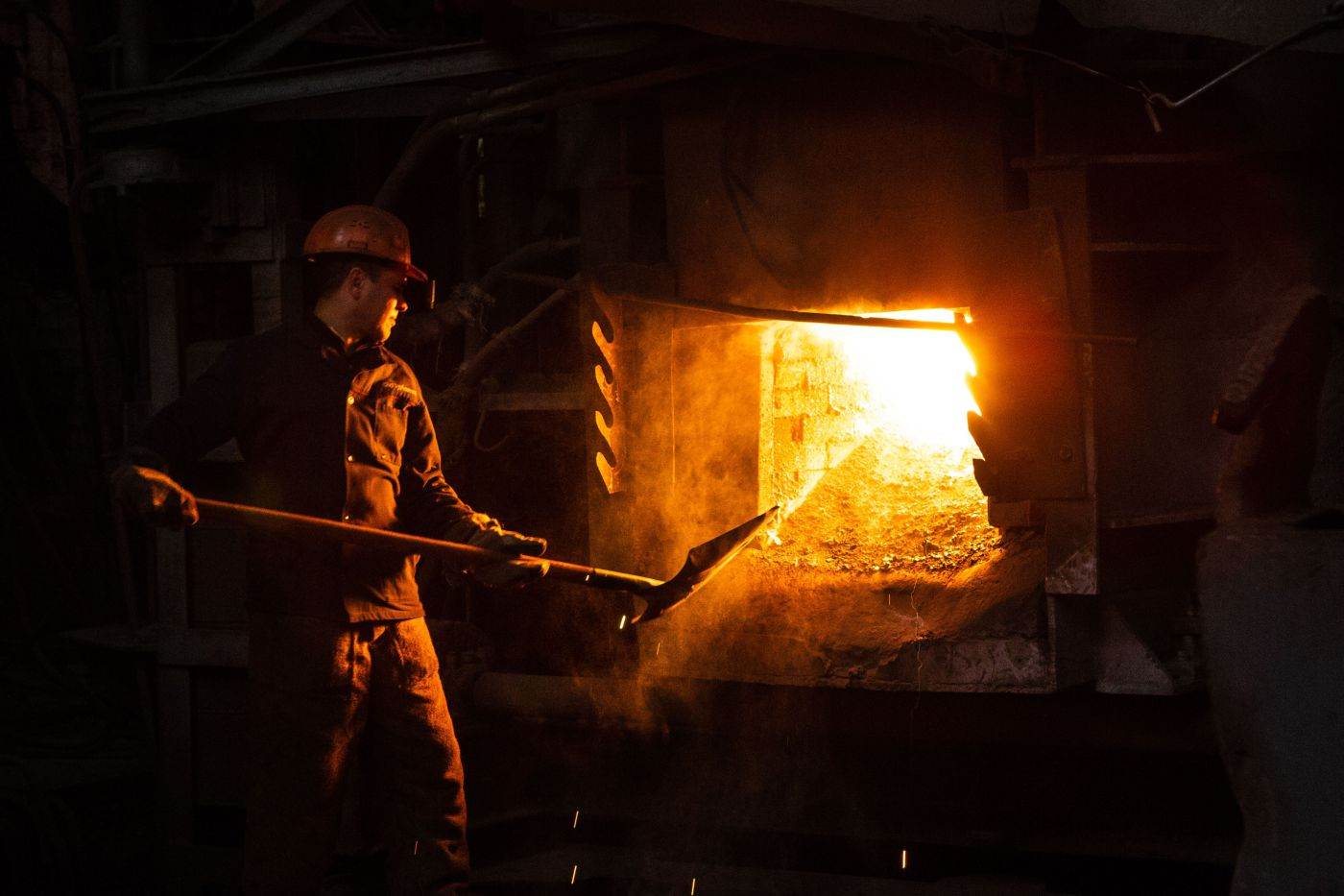 ArcelorMittal oprește activitatea la cel mai mare combinat siderurgic din Ucraina după atacuri rusești