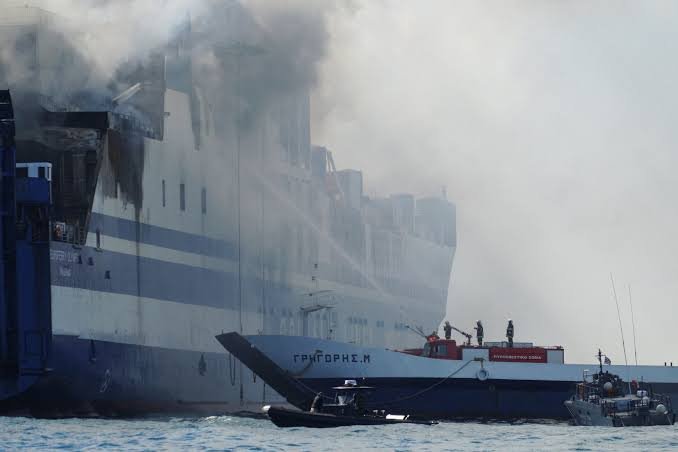 Incendiu major la bordul unui feribot de marfă în largul insulei Mykonos