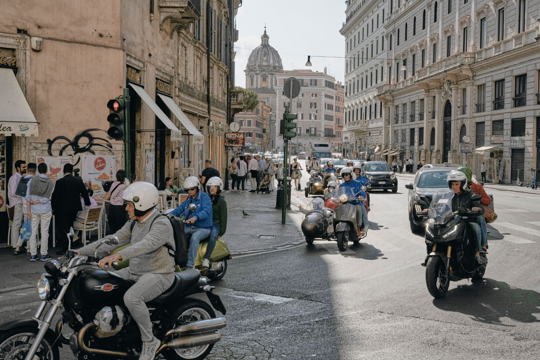 Péter Magyar a surprins rețelele sociale cu un scuter Vespa în Roma, după audiența de la Vatican