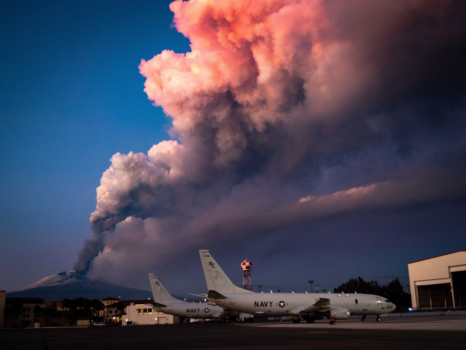 Erupția vulcanului Etna suspendă toate zborurile de pe aeroportul din Catania