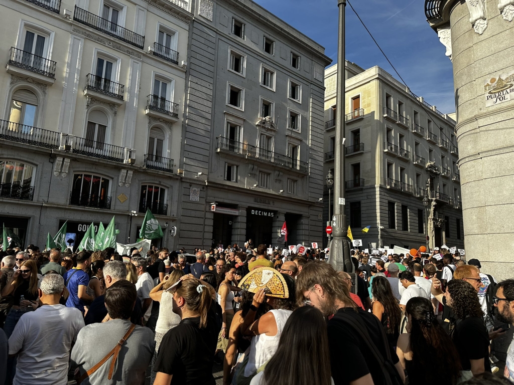 Mii de oameni au protestat la Madrid împotriva guvernului spaniol din cauza crizei migranți din Ceuta