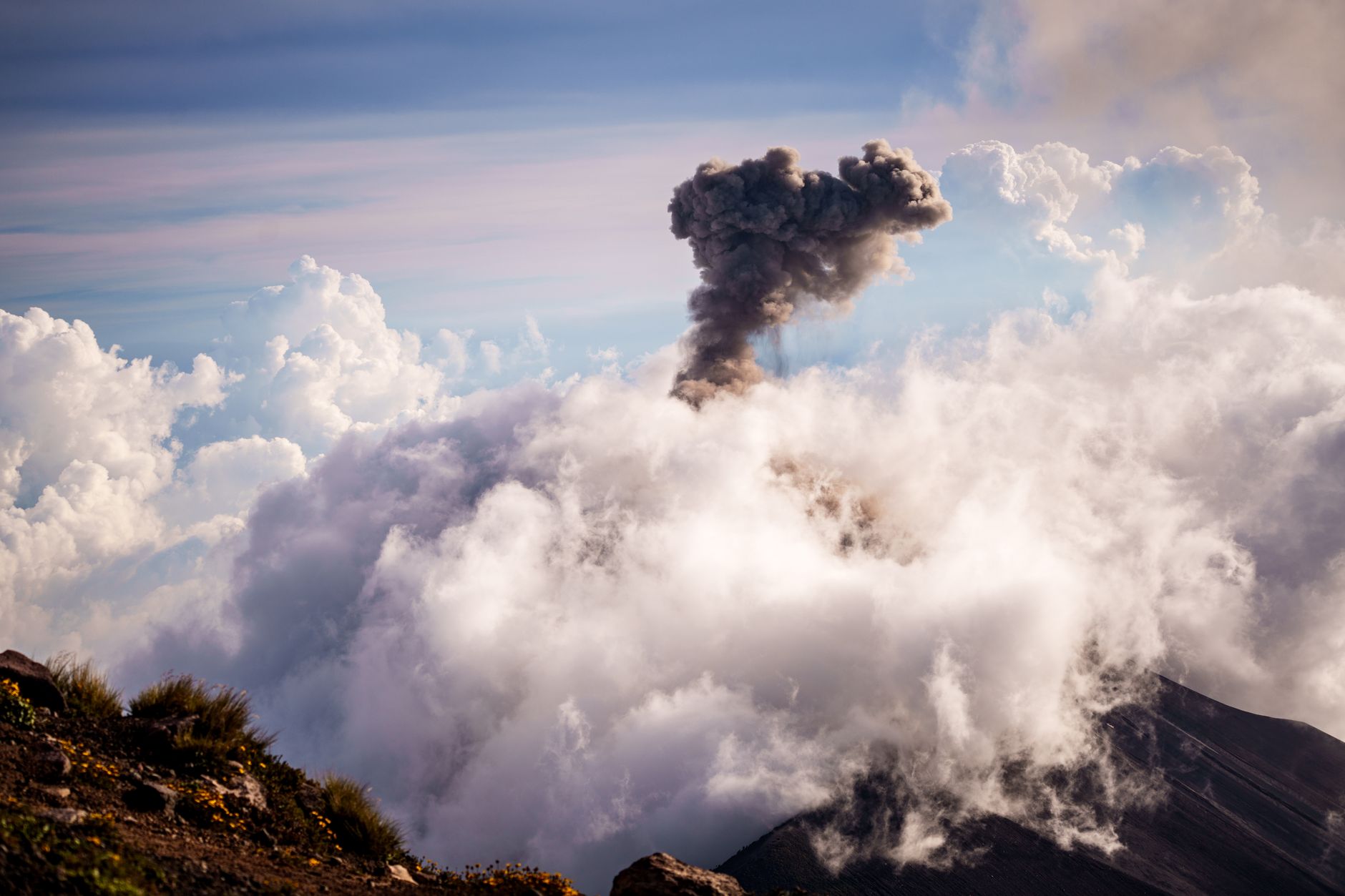 Avertisment din partea MAE pentru românii care călătoresc în Sicilia după erupția vulcanului Etna