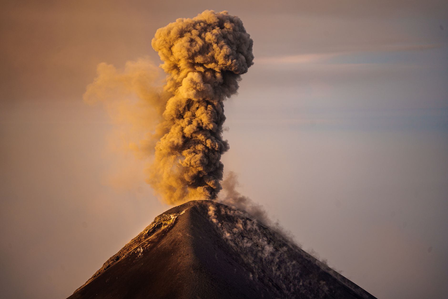 Avertisment MAE: Traficul aerian în Catania este suspendat din cauza erupției vulcanului Etna