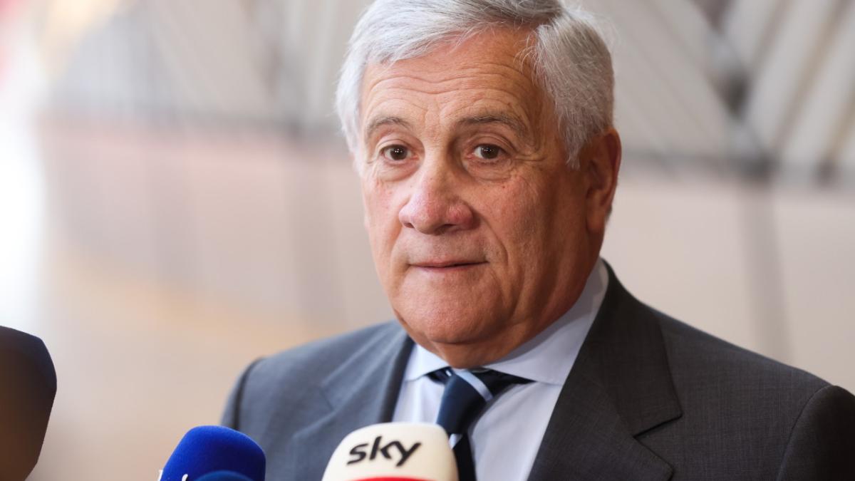 Scandal în Italia după declarațiile ministrului Antonio Tajani despre femeile cu fuste lungi