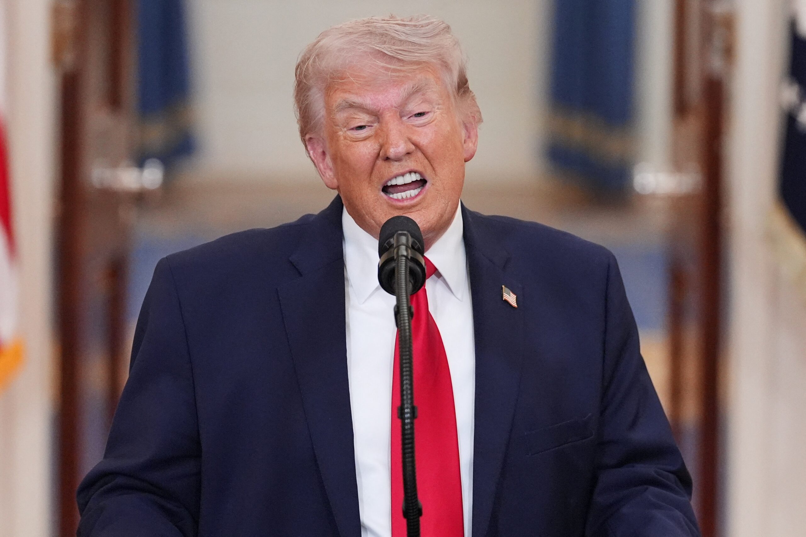 Donald Trump a ordonat unei journaliste să tacă în timpul unui schimb de replici la Casa Albă