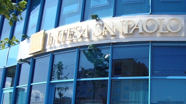 Fraudă masivă cu inteligență artificială la cea mai mare bancă din Italia: 95 de milioane de euro dispărute