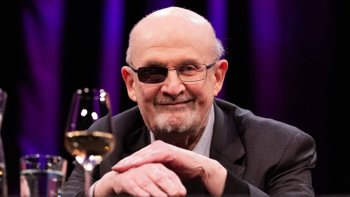 Salman Rushdie: Donald Trump este un „mincinos genial”, dar adorația din jurul său dispare
