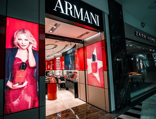 Armani pregătește vânzarea unui pachet de acțiuni către LVMH, L’Oréal și EssilorLuxottica
