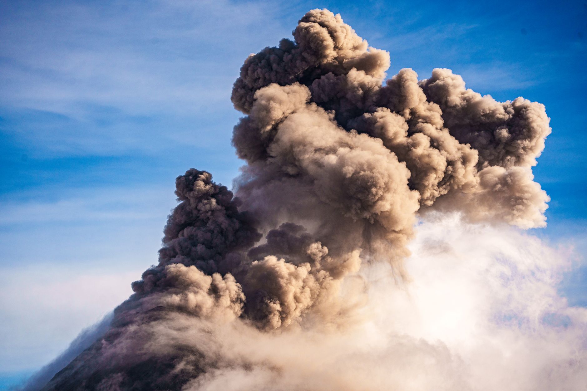 Avertisment din partea MAE pentru românii care călătoresc în Sicilia din cauza erupției vulcanului Etna