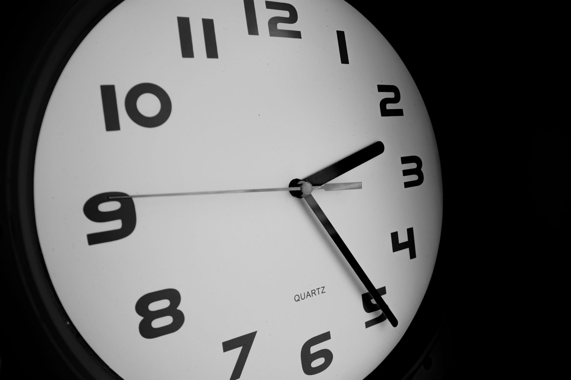 România va trece la ora de iarnă în octombrie 2026. UE analizează renunțarea la schimbarea ceasului