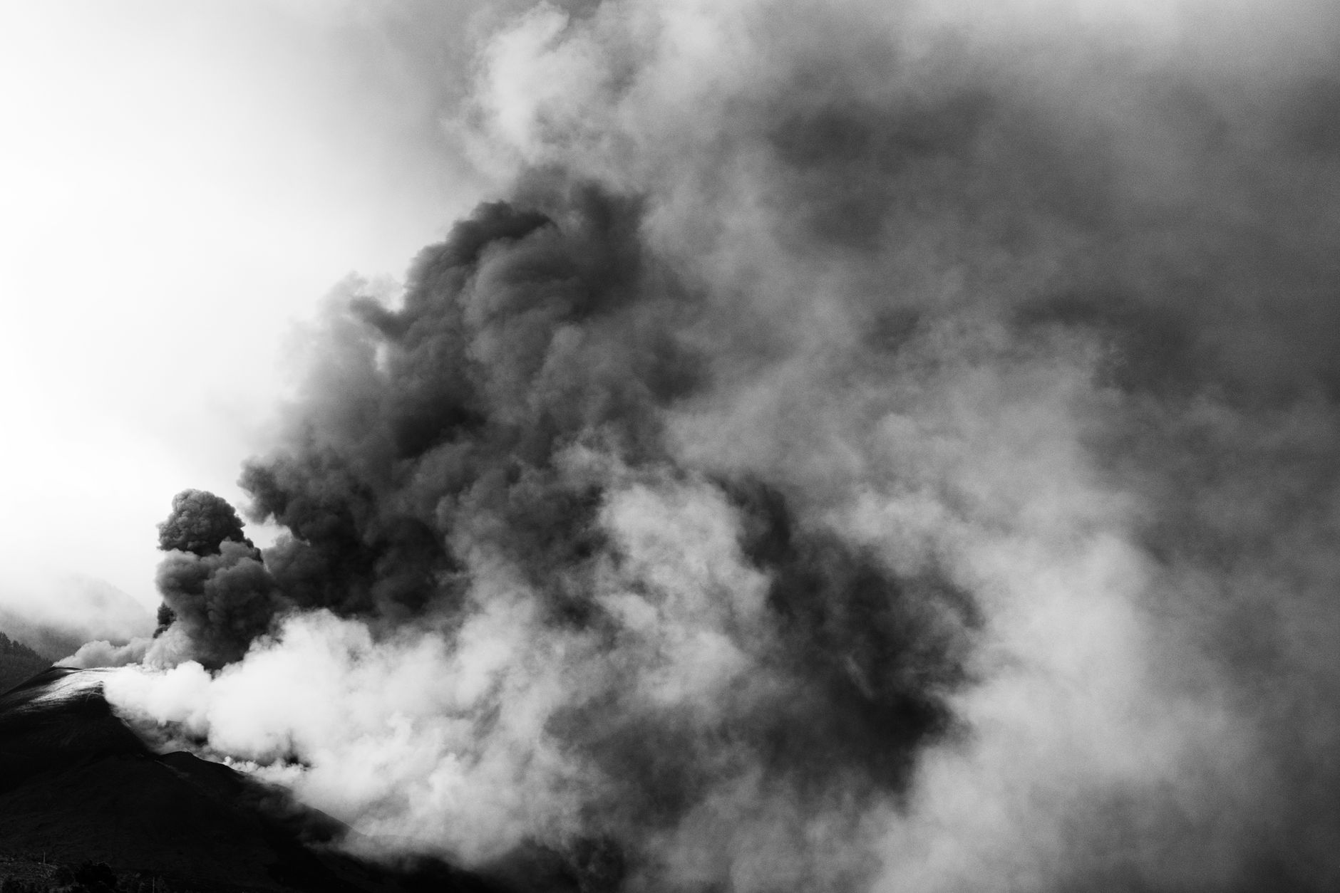 Erupția vulcanului Etna afectează traficul aerian din Italia. Zborurile de pe Aeroportul din Catania sunt suspendate
