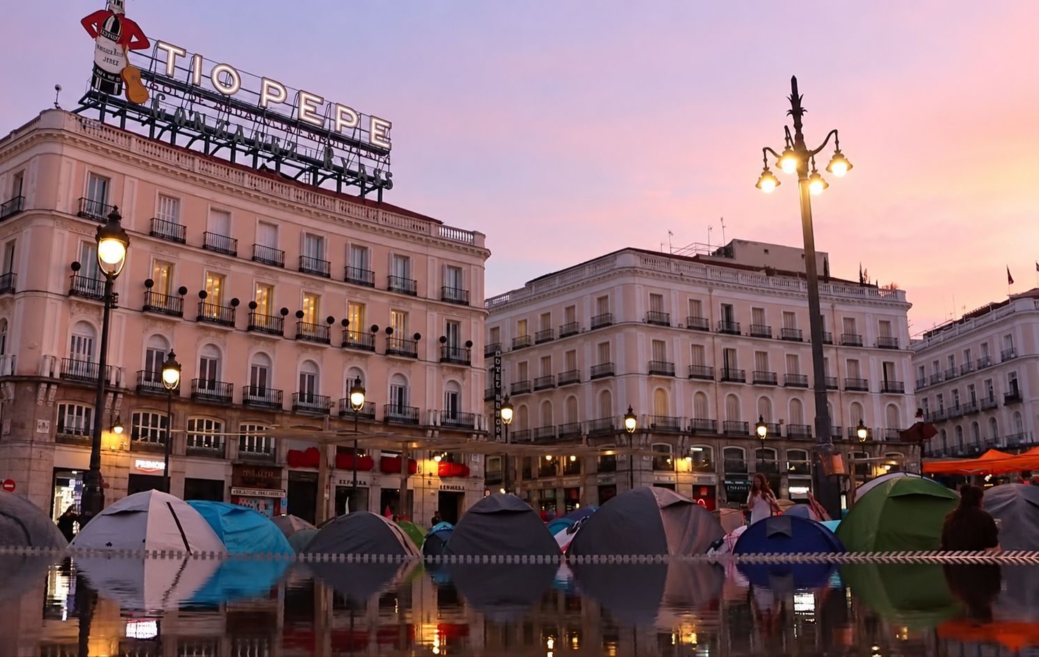 Proteste masive în Madrid: sute de persoane au ocupat Piața Puerta del Sol cu corturi