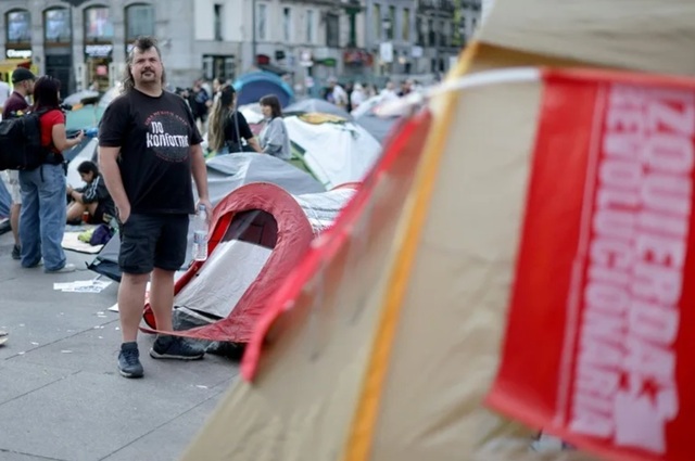 Proteste masive în Madrid: Activiști au înființat un tabără în Piața Puerta del Sol pentru dreptul la locuință