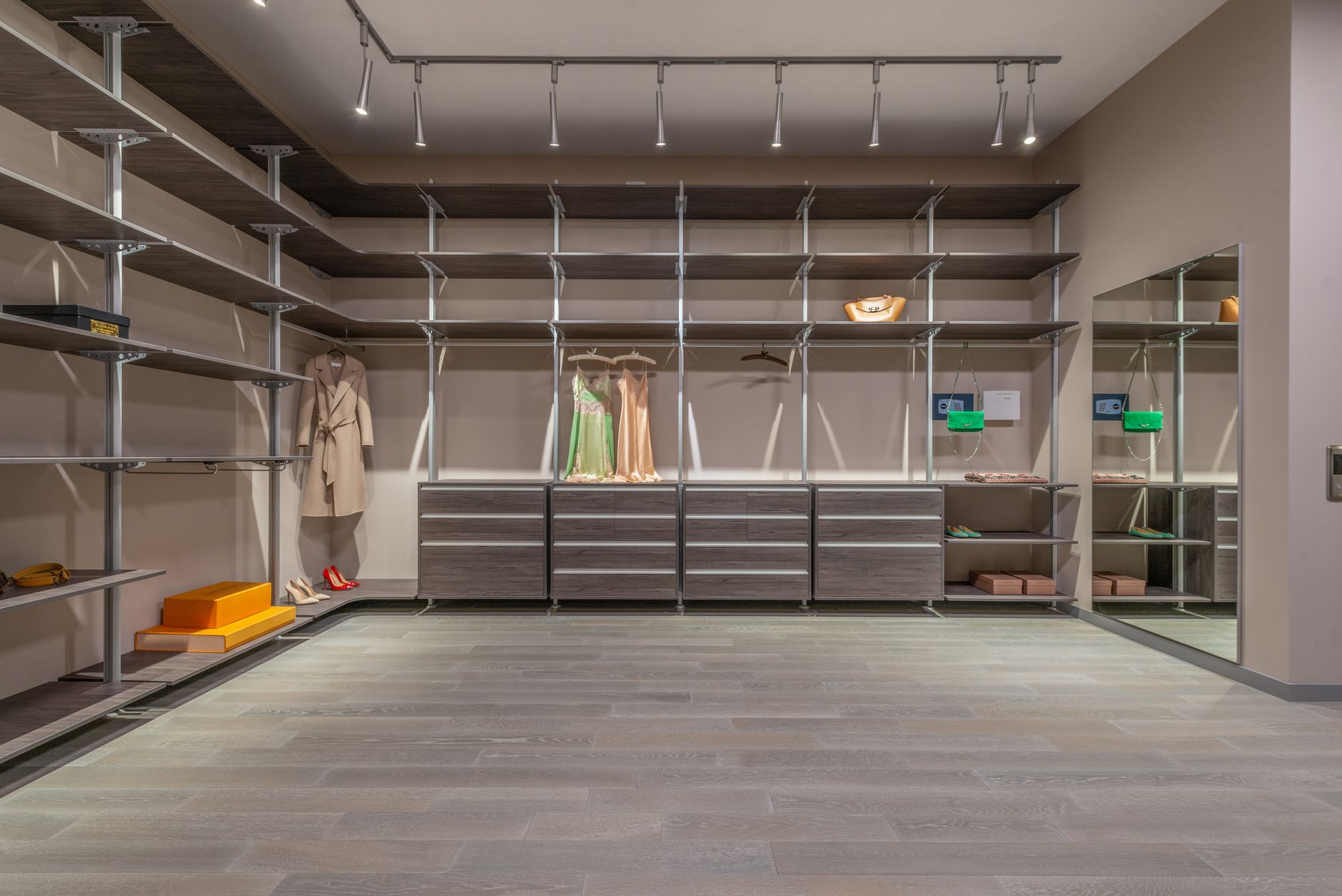 Gigantii LVMH, L’Oréal și EssilorLuxottica concurează pentru o participație de 15% în grupul Armani