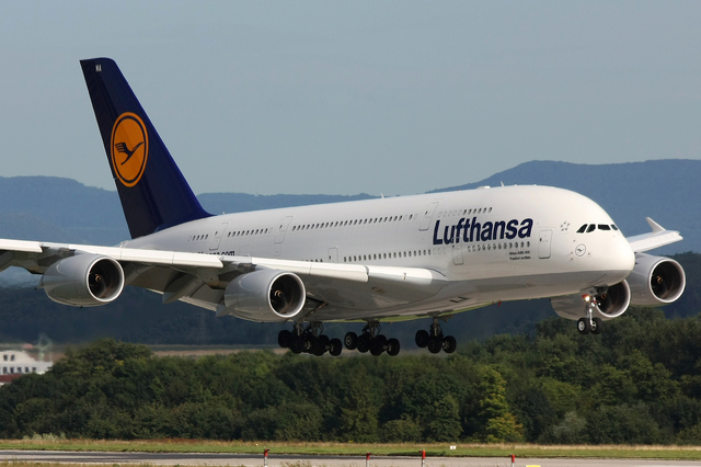 Incident cu o baterie externă la bordul unui avion Lufthansa: aeronava a fost deviată către Lyon