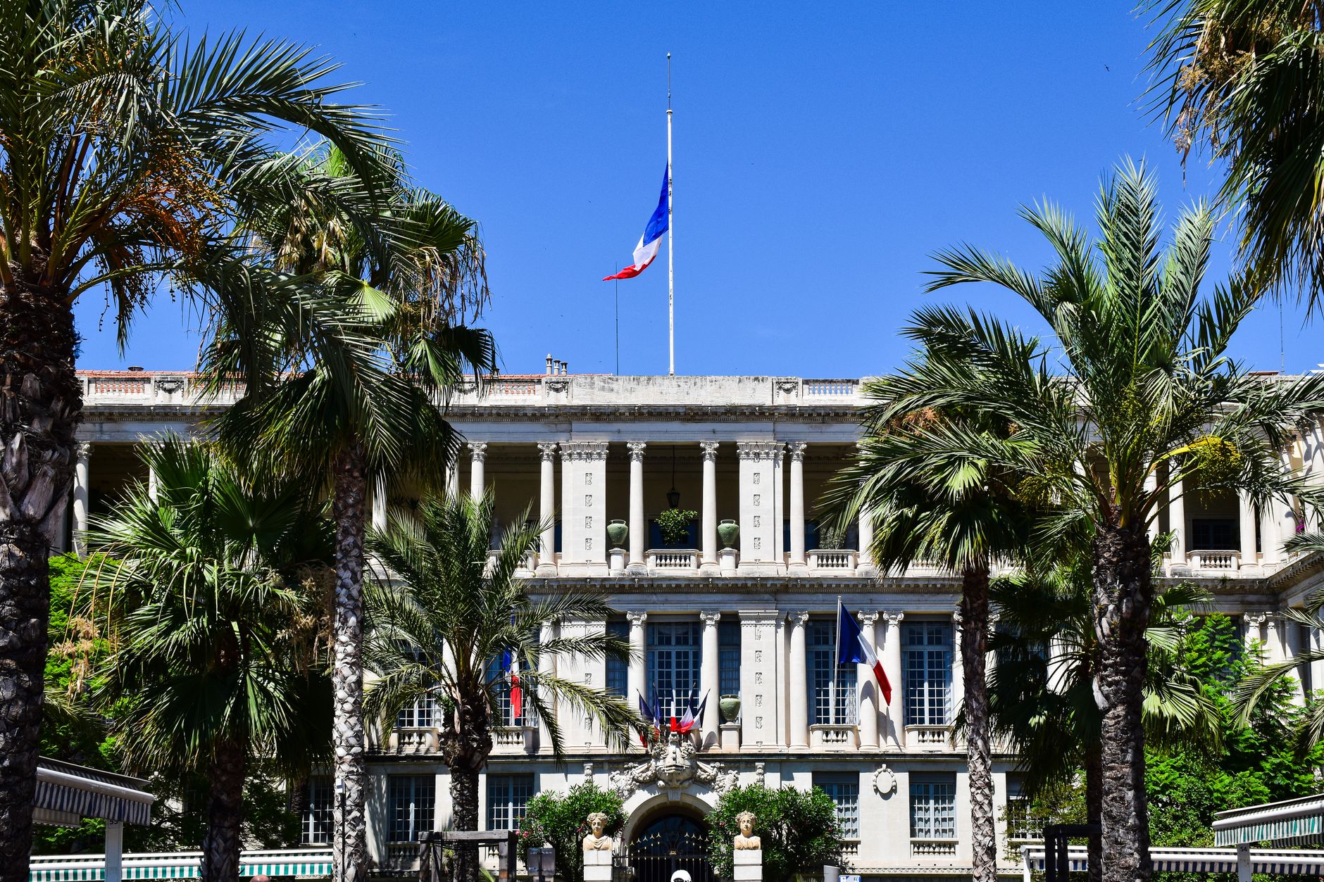 Rassemblement National obține un grup în Senatul Franței, în timp ce Marine Le Pen conduce în sondaj