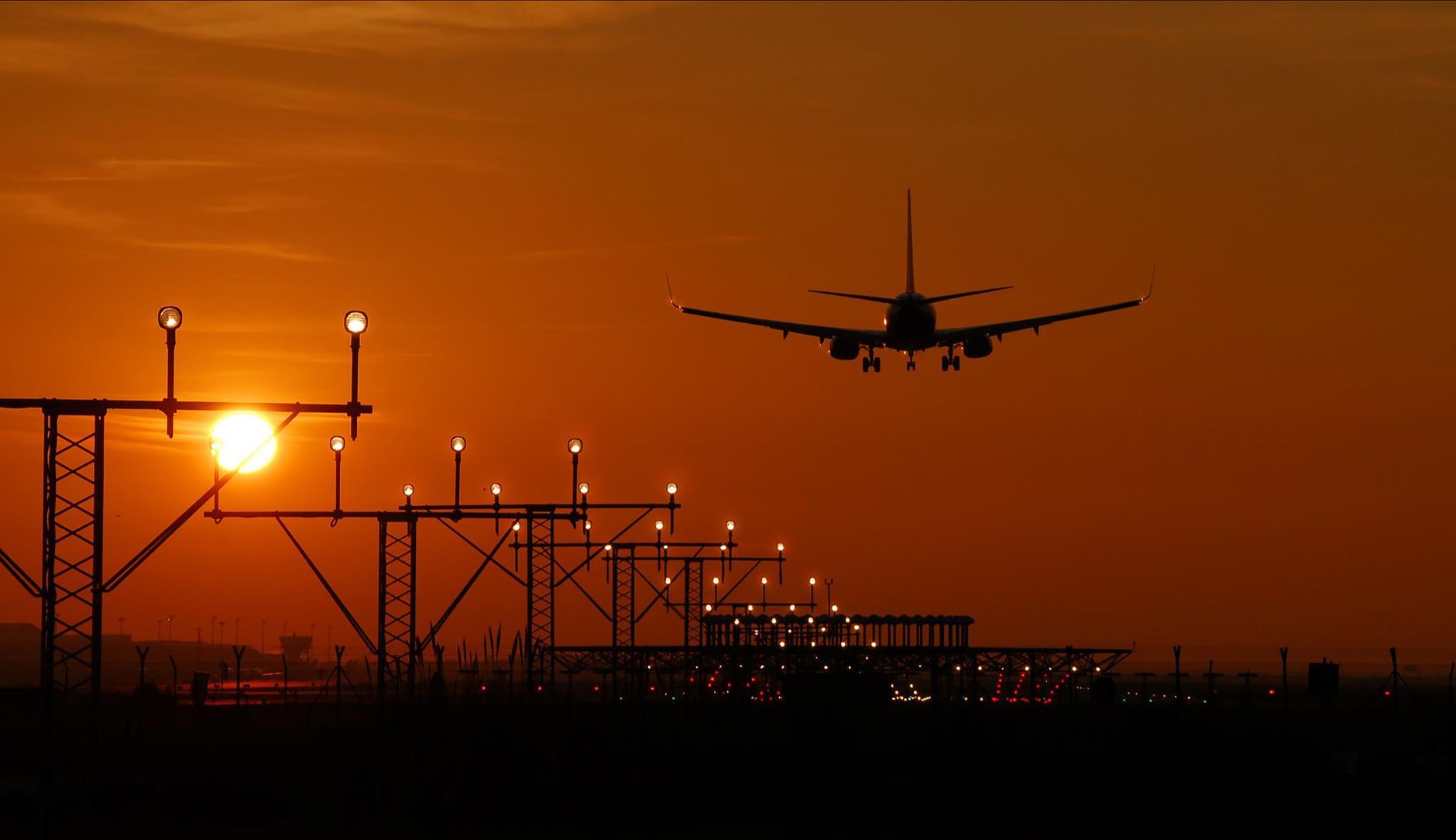 Biletele de avion nu se vor ieftini imediat, chiar dacă prețul combustibilului scade