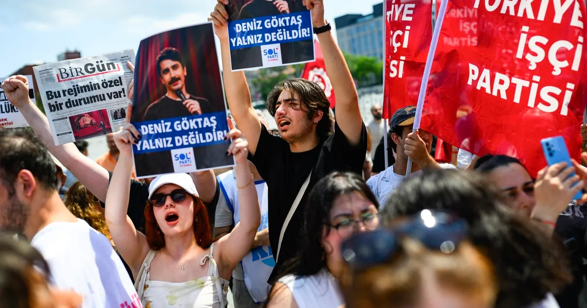 Comediantul Deniz Göktaș riscă 10 ani de închisoare în Turcia pentru glumele adresate lui Erdogan