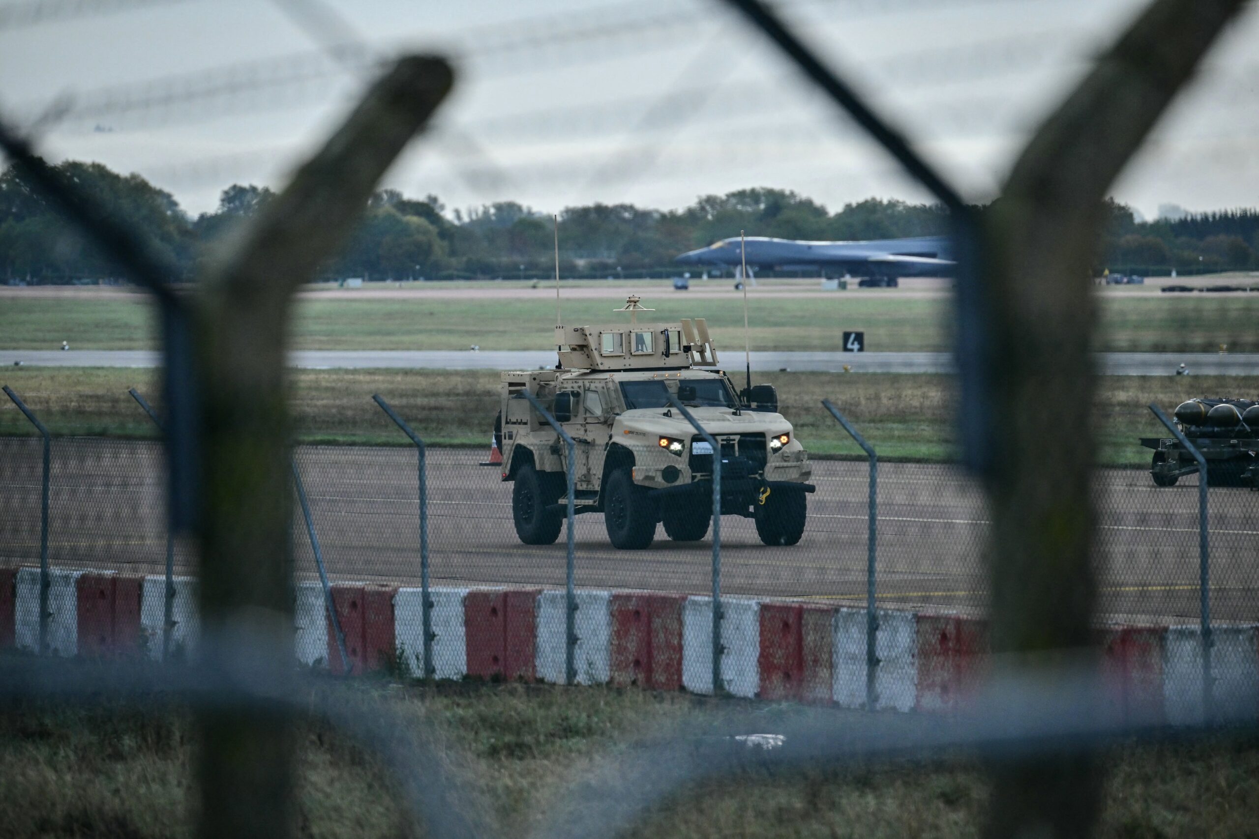 Cinci bărbați sunt interogați în Anglia pentru un proiect de atac asupra unei baze militare americane