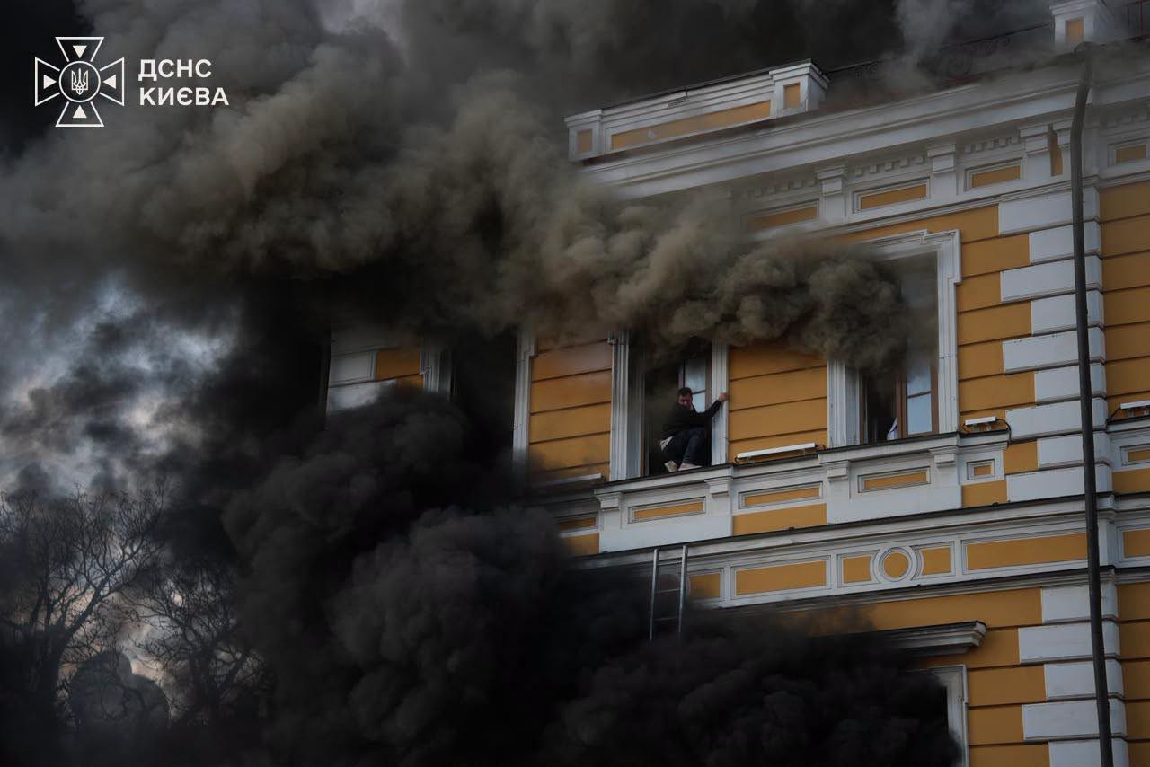 Atac rusesc asupra Kievului: un mort și șase răniți, inclusiv trei copii, în urma incendiului la Academia de Științe