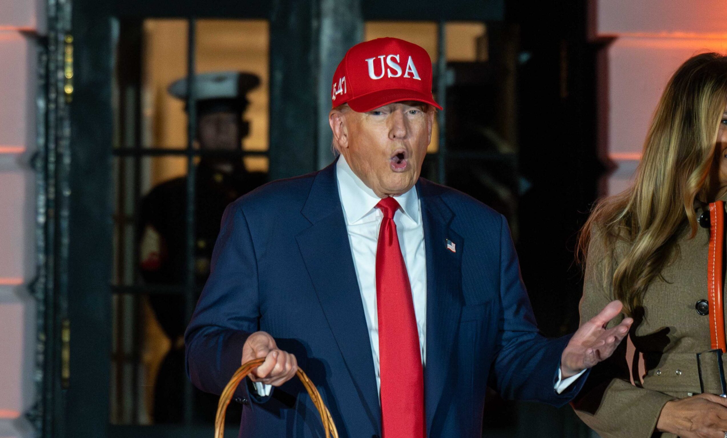 Donald Trump este acuzat de propagandă ilegală după difuzarea unei reclame finanțate de guvern