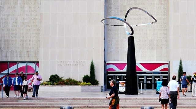 Donald Trump propune înlocuirea unei sculpturi moderne cu o statuie de 9 metri a lui George Washington la Smithsonian