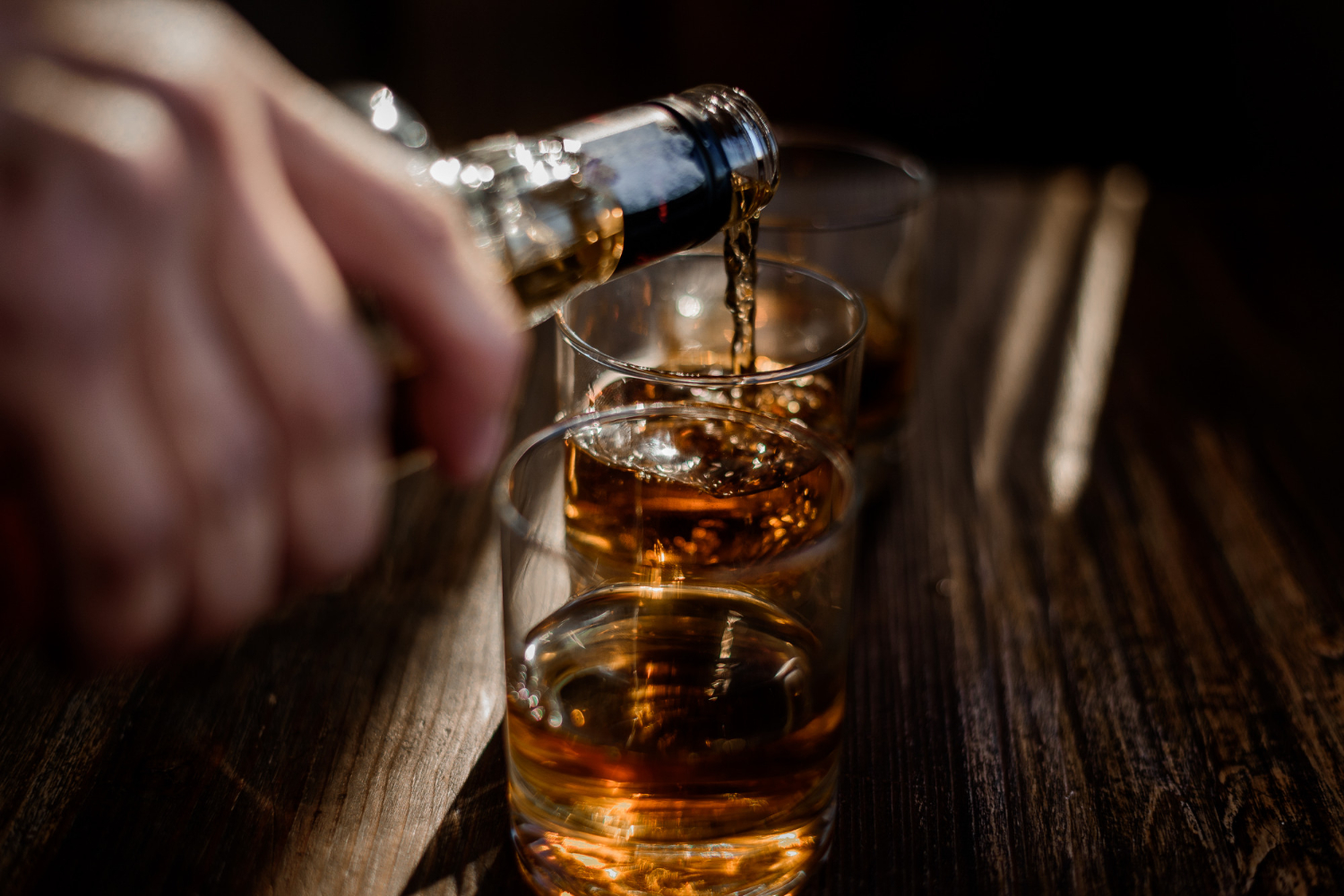 Război comercial între SUA și Canada: Trump a interzis importul de băuturi alcoolice canadiene