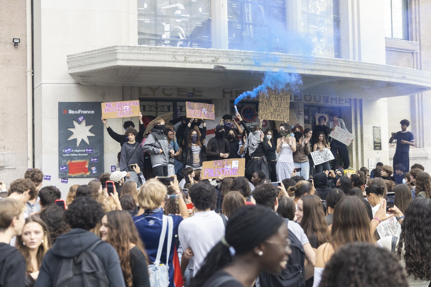 Proteste violente în Franța: Liceenii blochează școlile și se confruntă cu poliția
