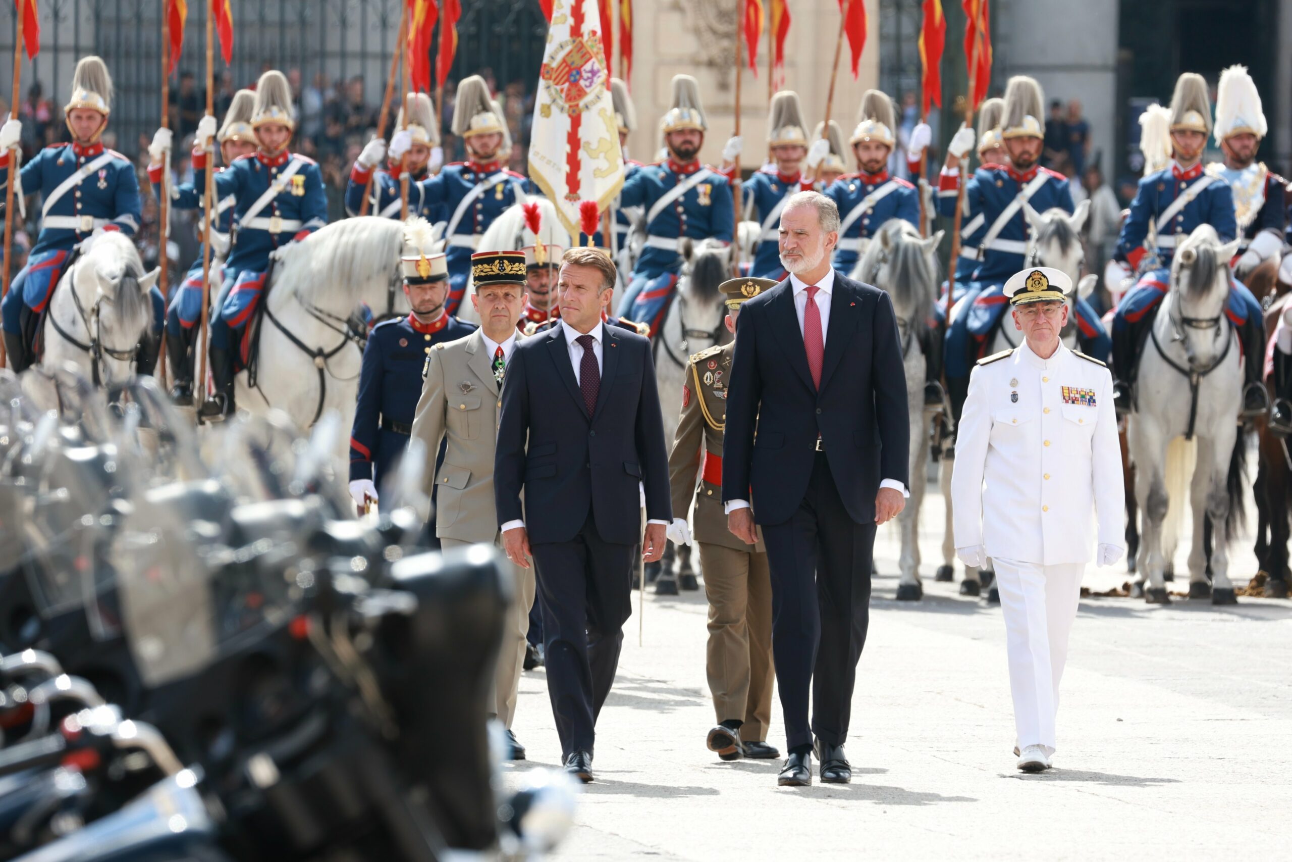 Emmanuel Macron este primit cu onoruri militare de Regele Felipe al VI-lea la Madrid