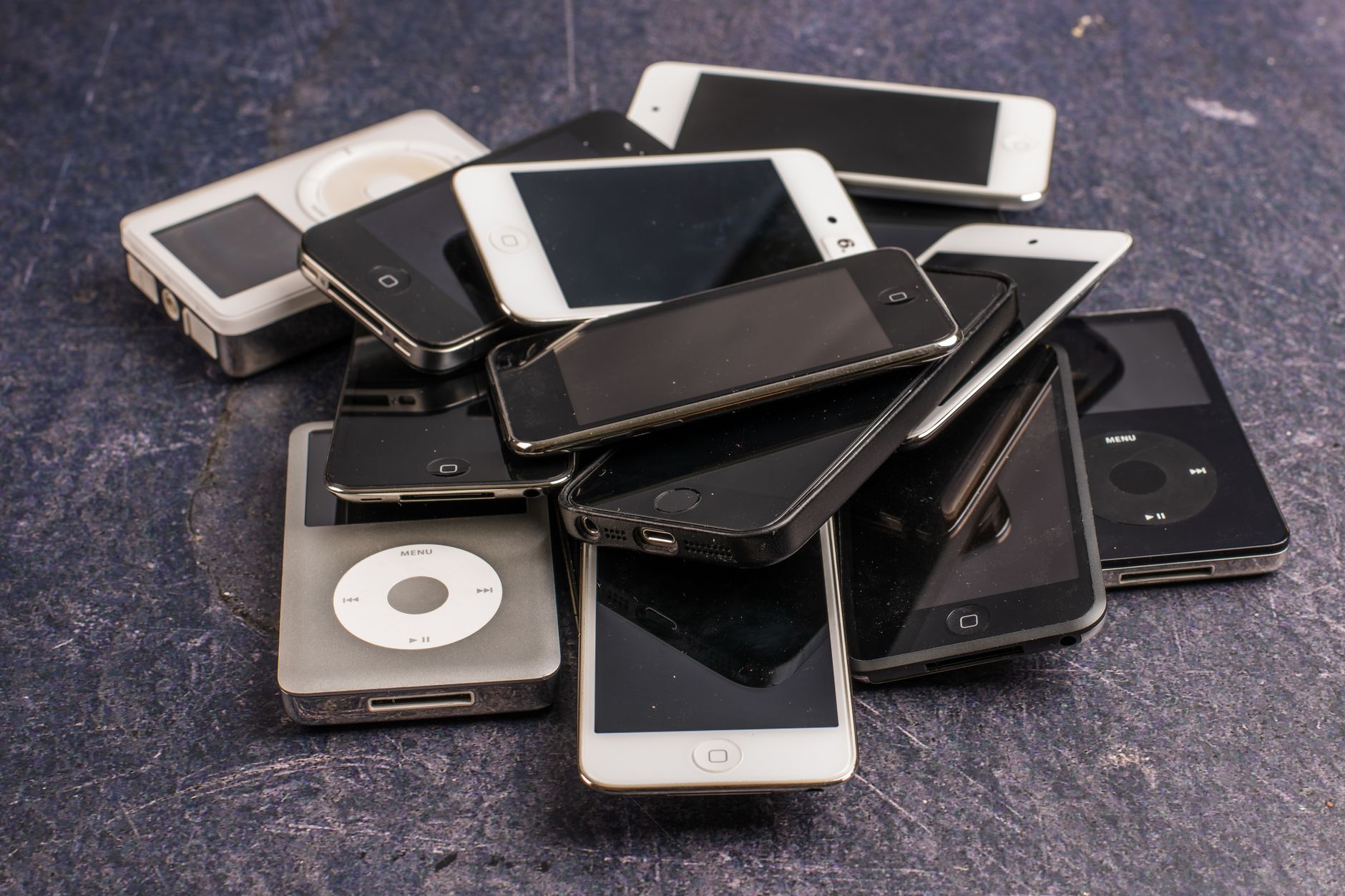 Ancheta Parchetului European: O rețea criminală a vândut un milion de telefoane folosite ca fiind noi