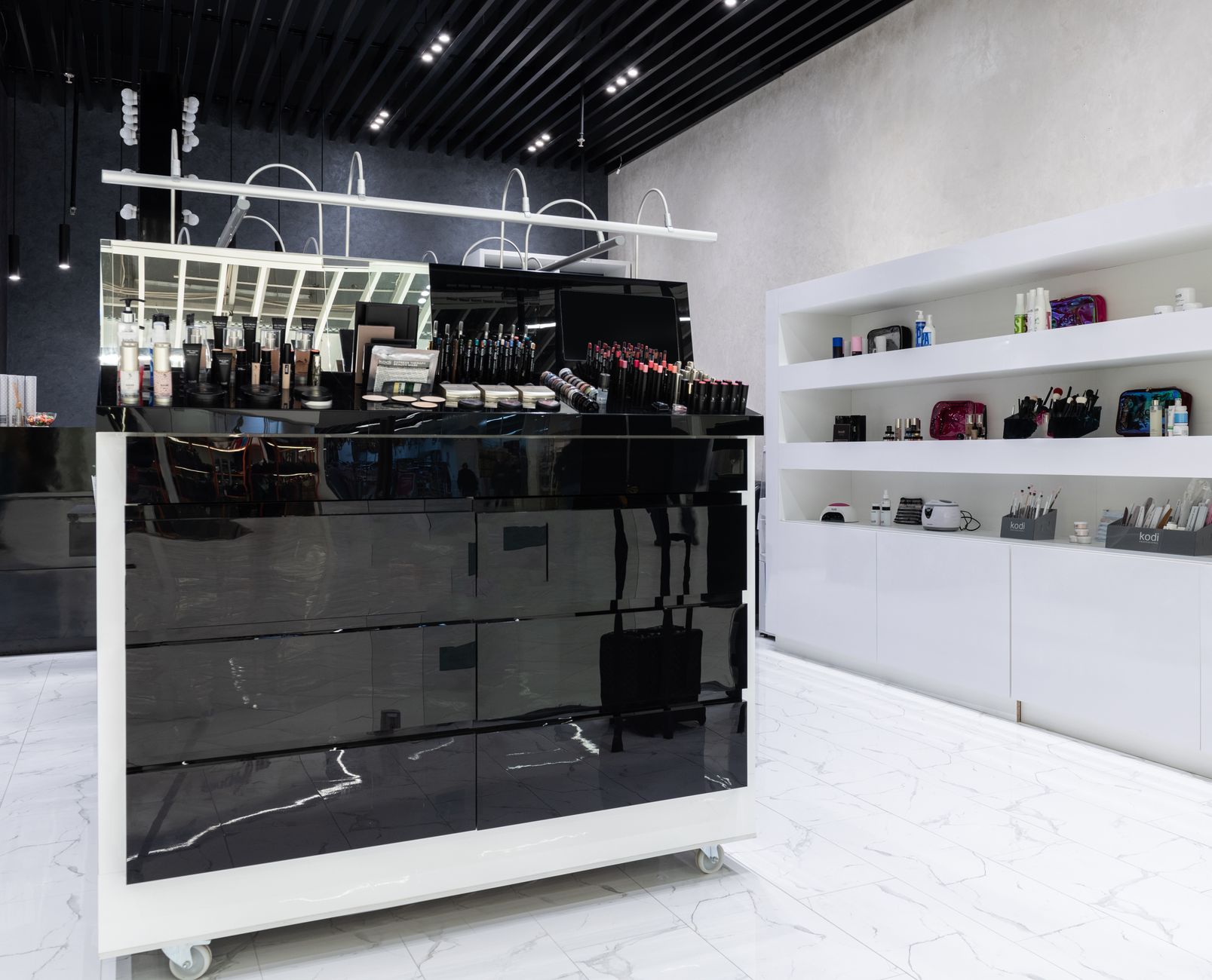 Brandul de beauty Rhode, fondat de Hailey Bieber, debutează în Sephora România