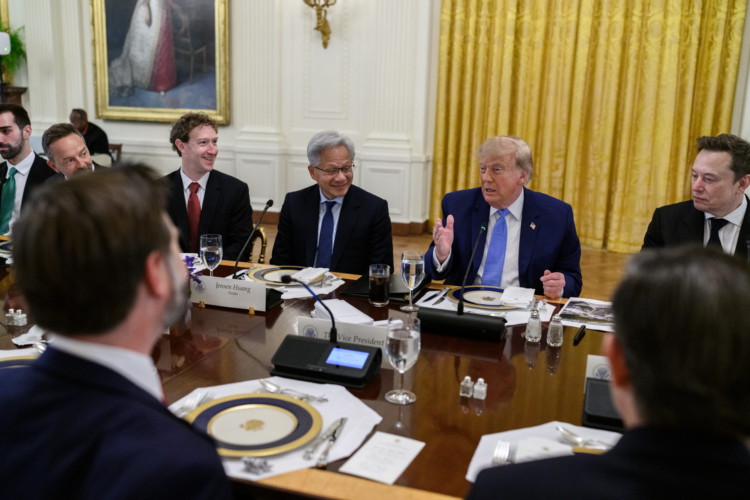 Donald Trump ordonă schimbarea denumirii inteligenței artificiale în „superinteligență” pentru administrația SUA
