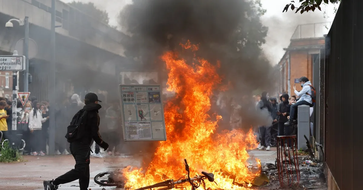 Violențe masive în Franța: Peste 400 de elevi reținuți și 48 de polițiști răniți în urma protestelor