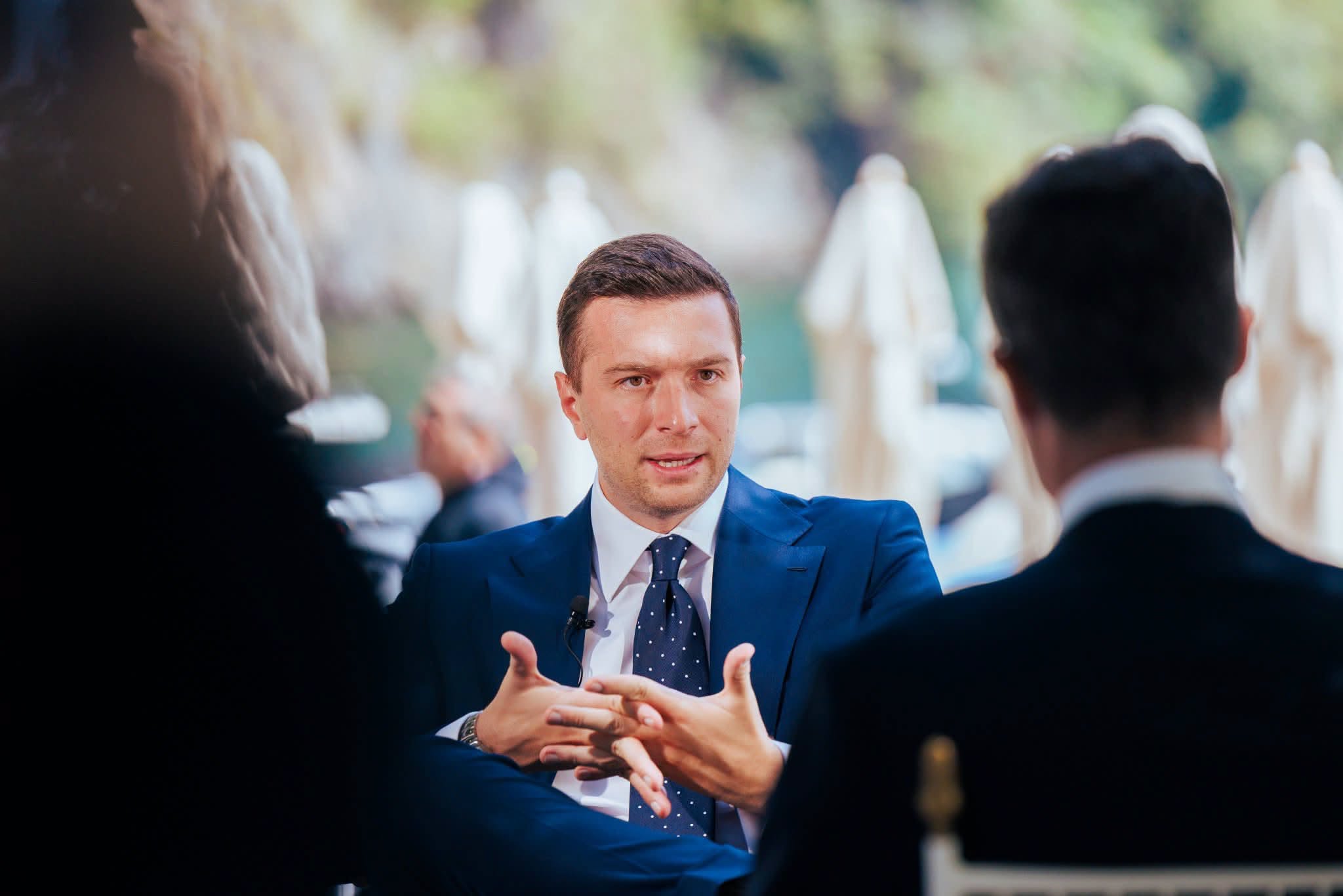 Jordan Bardella, liderul RN, este acuzat de antisemitism; partidul anunță proces pentru defăimare