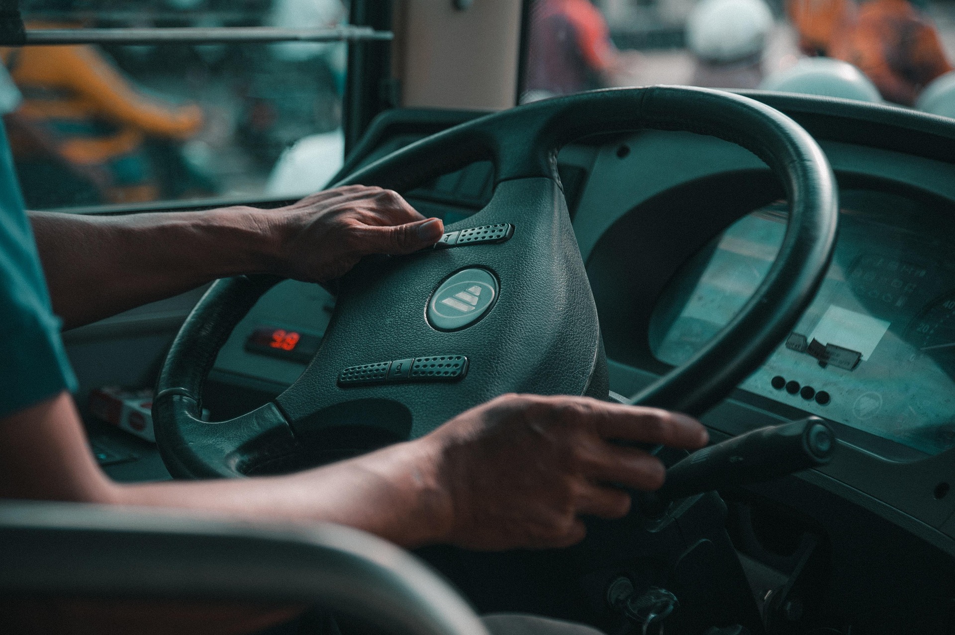 Incident de discriminare în Italia: un șofer de autobuz este acuzat că a refuzat accesul unei adolescente