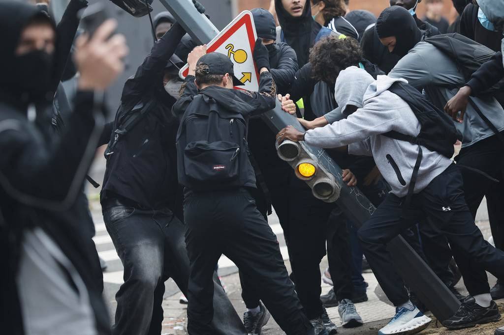 Escaladarea violentă a protestelor elevilor din Franța: peste 440 de persoane reținute