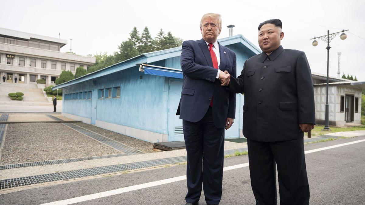 Donald Trump afirmă că are o relație de prietenie cu Kim Jong Un și minimizează arsenalul nuclear al Coreei de Nord