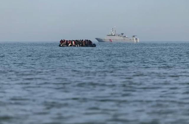 Marea Britanie pune capăt acordului temporar de schimb de migranți cu Franța