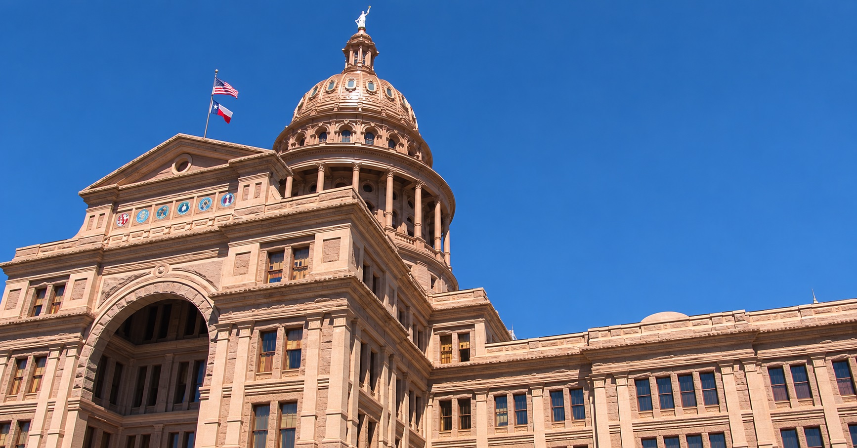Arestat un bărbat în Texas pentru că pregătea un atac violent asupra Capitoliului din Austin