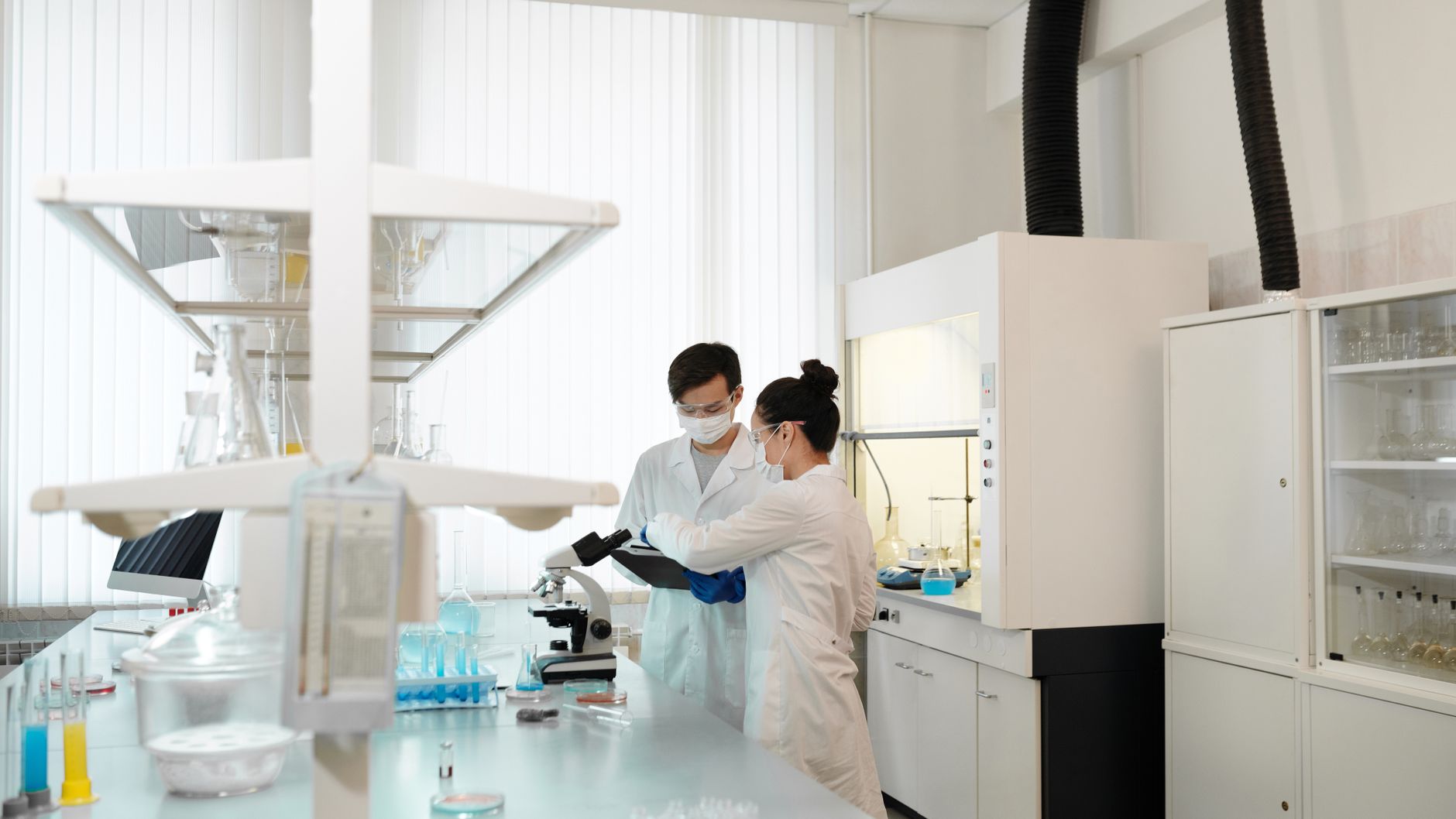 Comisia Europeană alocă peste 210 milioane de euro pentru atragerea talentelor în cercetare