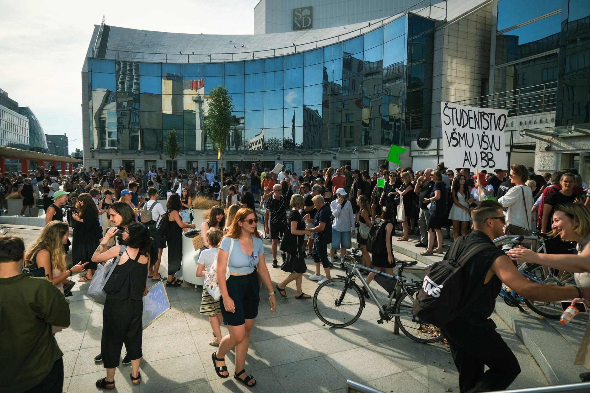 Escaladarea violențelor în Franța: aproape 2.000 de persoane reținute în urma protestelor elevilor