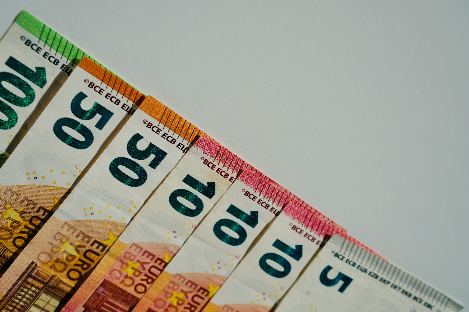 Transfer de aproape 2,9 miliarde de euro de la UE către Ucraina pentru buget și apărare