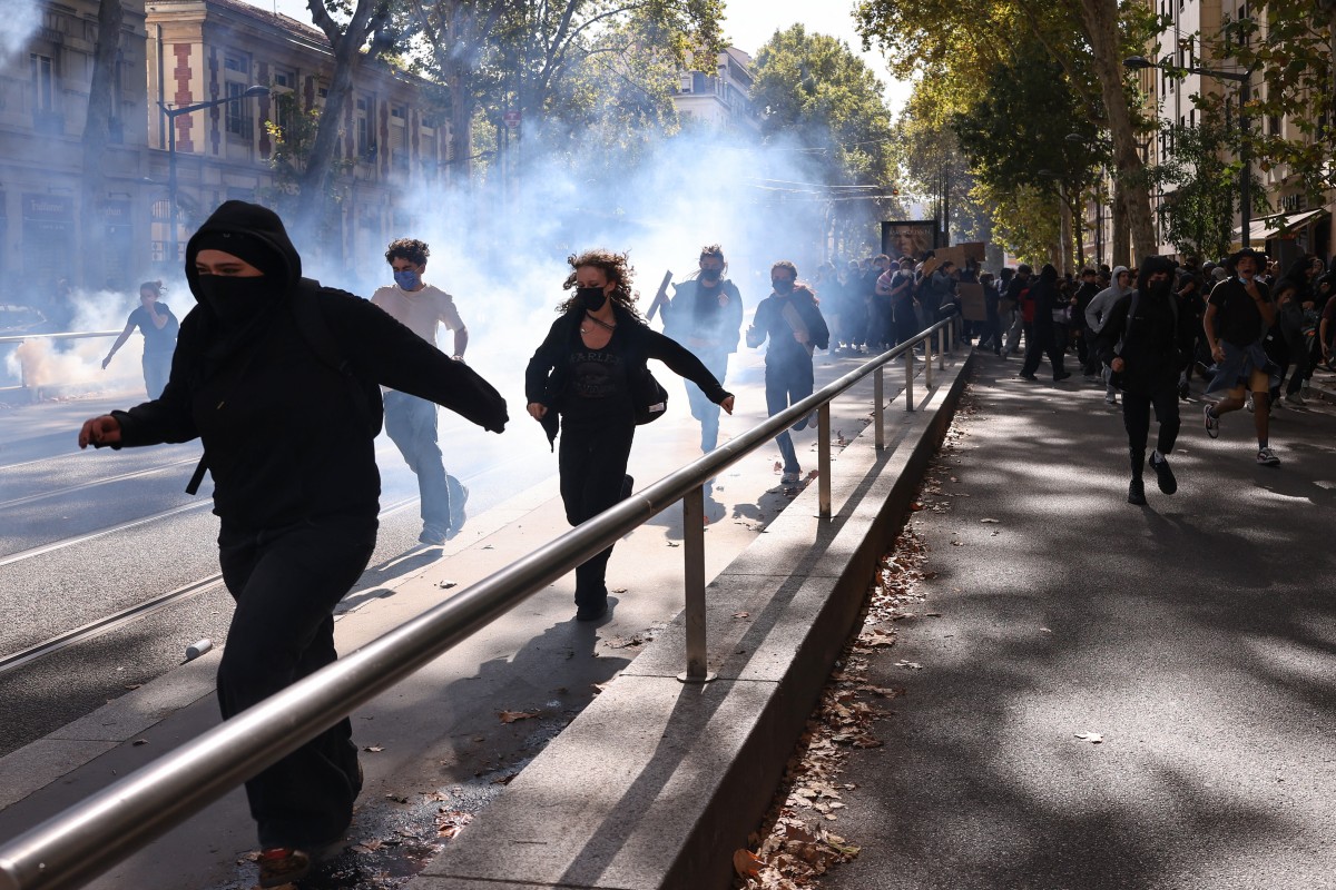 Incendii la licee din Paris în urma protestelor elevilor împotriva condițiilor de învățământ