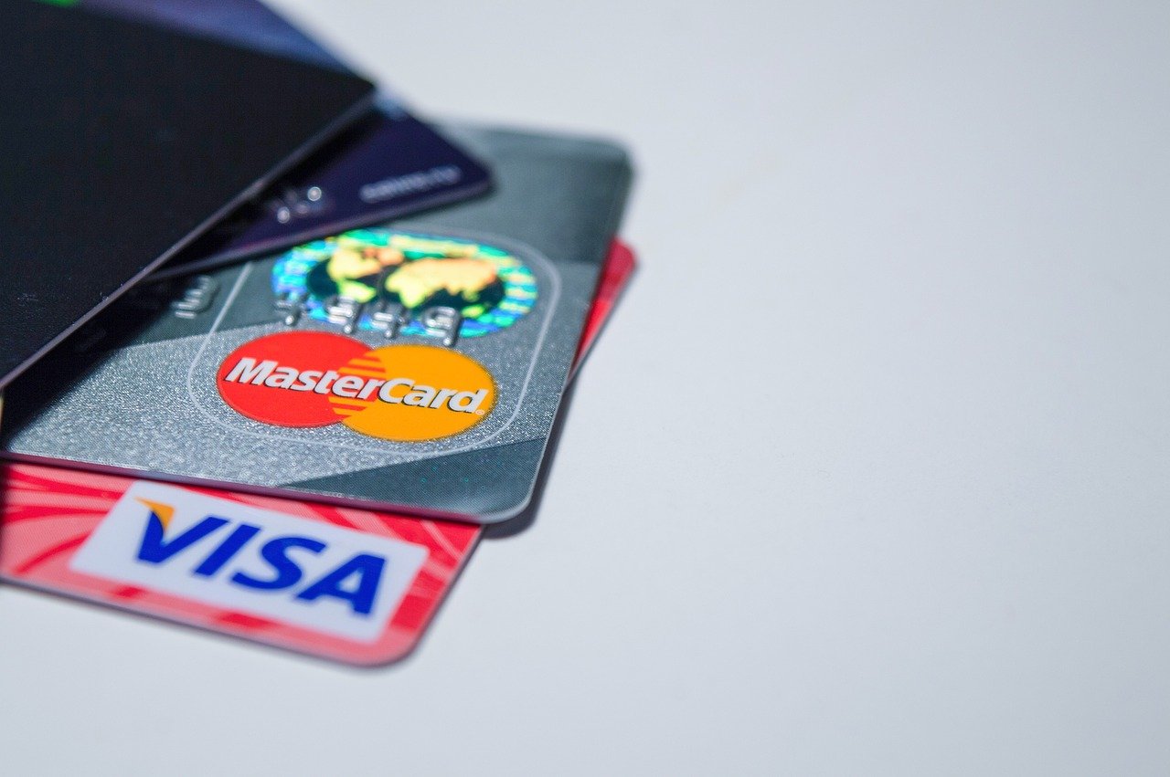 Europa lansează o rețea de plăți comună pentru a reduce dependența de giganții americani Visa și Mastercard