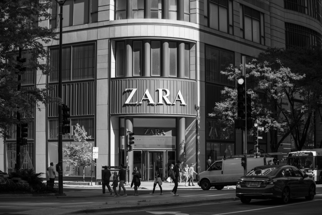 Zara retrage de la vânzare un costum de Halloween pentru copii după critici privind asemănarea cu uniformele naziste