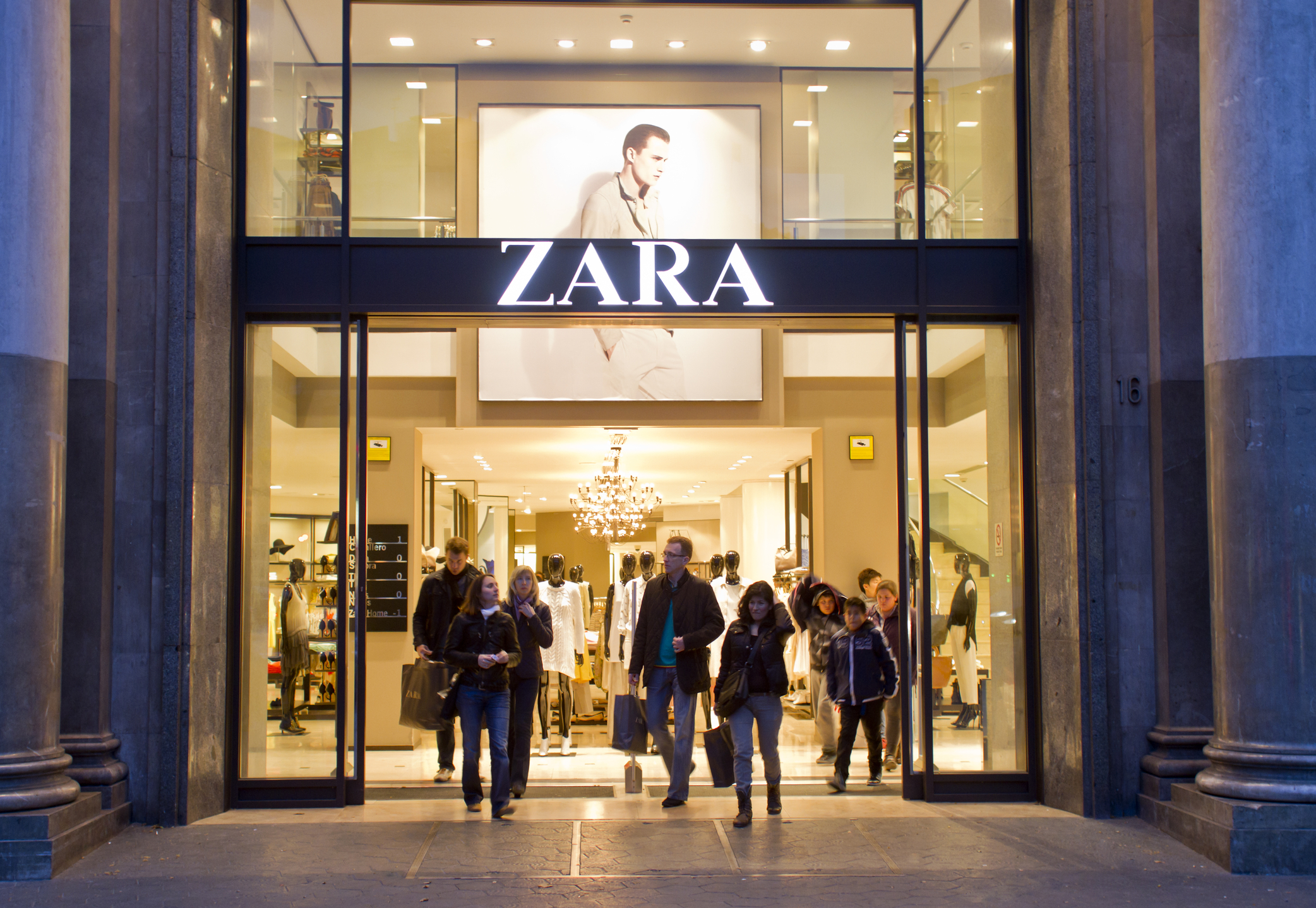 Zara retrage de la vânzare un costum de Halloween pentru copii care seamănă cu uniformele de deținuți nazist