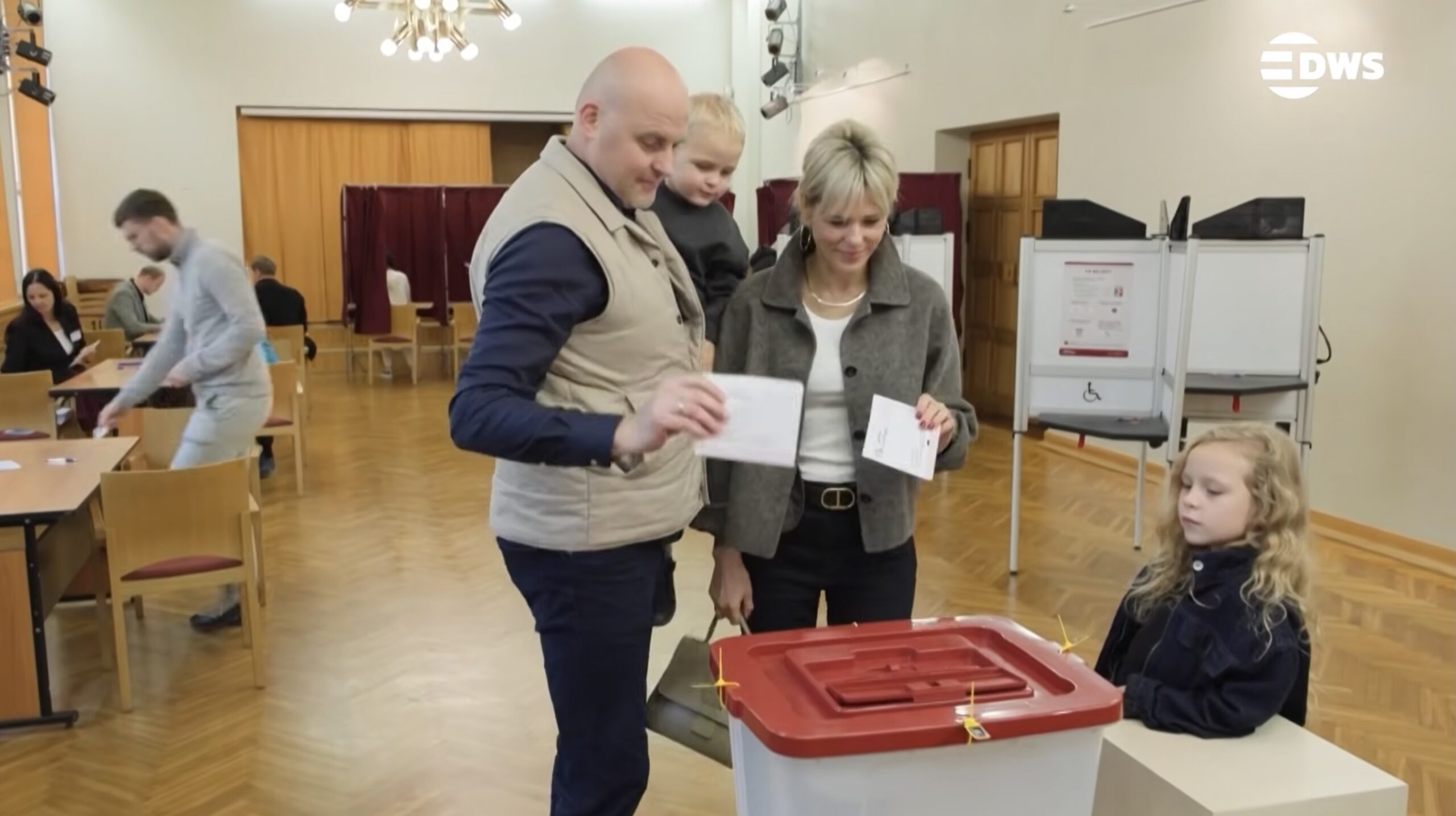 Sondaje post-vot în Letonia: Partidul premierului Andris Kulbergs conduce alegerile legislative