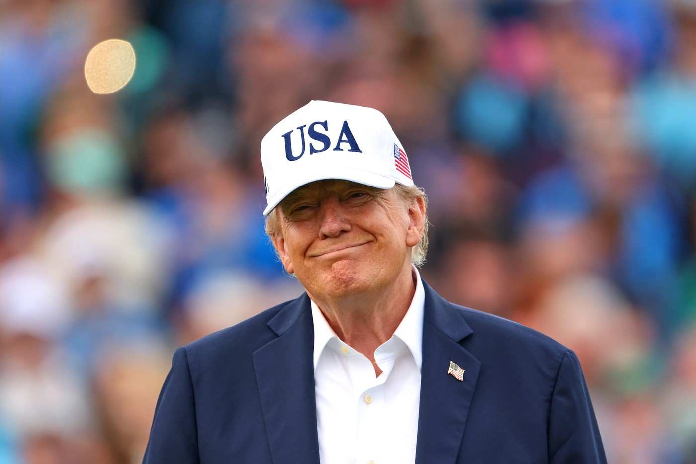 Donald Trump a publicat online numărul de telefon al senatorului Tom Cotton pentru a-l critica