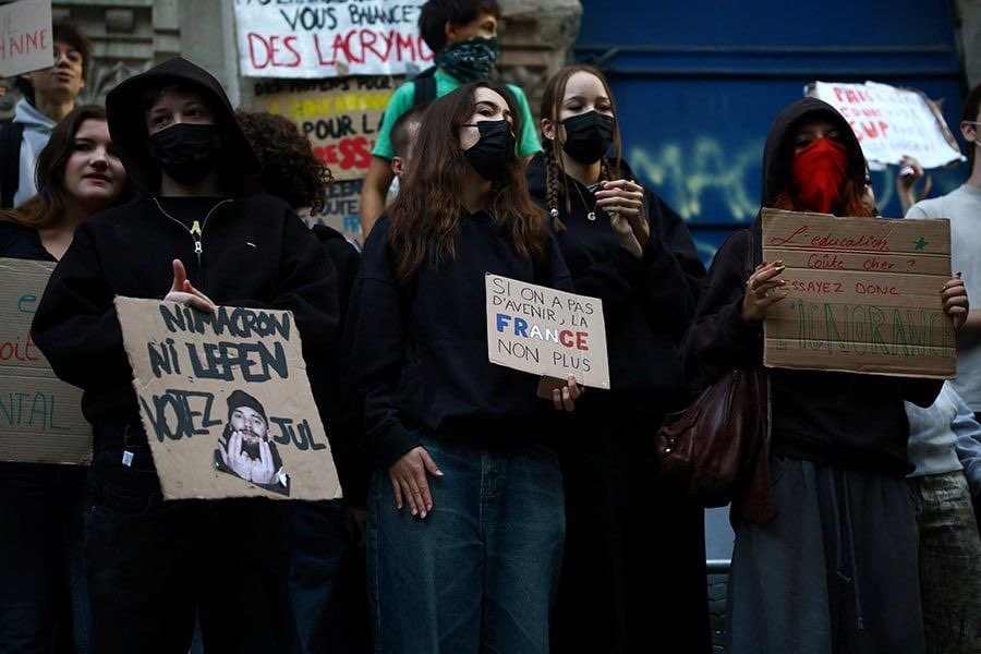 Violențe masive în Franța: Șeful poliției din Paris avertizează că protestele elevilor au scăpat de sub control